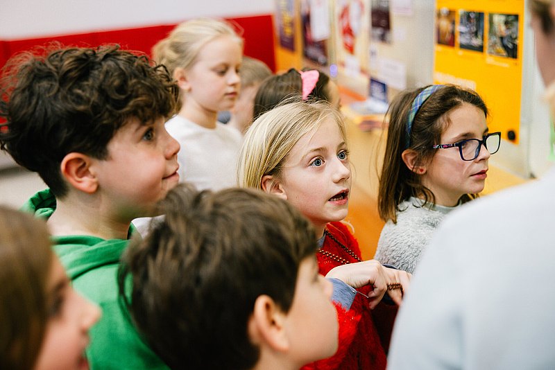 WIENXTRA-Cinemagic Kinder vor einer Plakatwand