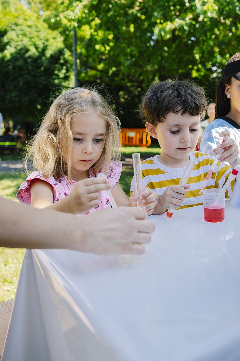 Ferienspiel_Startfest_2025_c_Aleksandra_Kawka (38) Kinder machen Experimente und arbeiten mit Reagenzgläsern