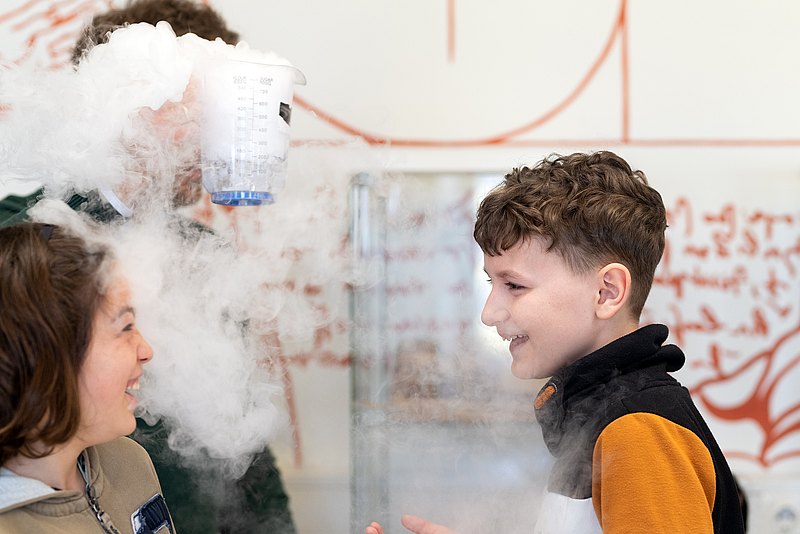 3336_© Barbara Mair Kopie Ein Experiment: Aus einem Behälter steigt weißer dicker Rauch auf.