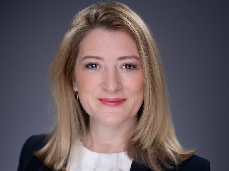 Das Bild zeigt ein Porträt von Bettina Emmerling