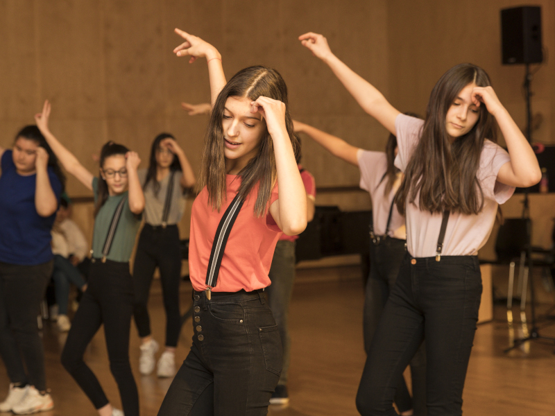 Jugendliche die gemeinsam eine Choreografie tanzen